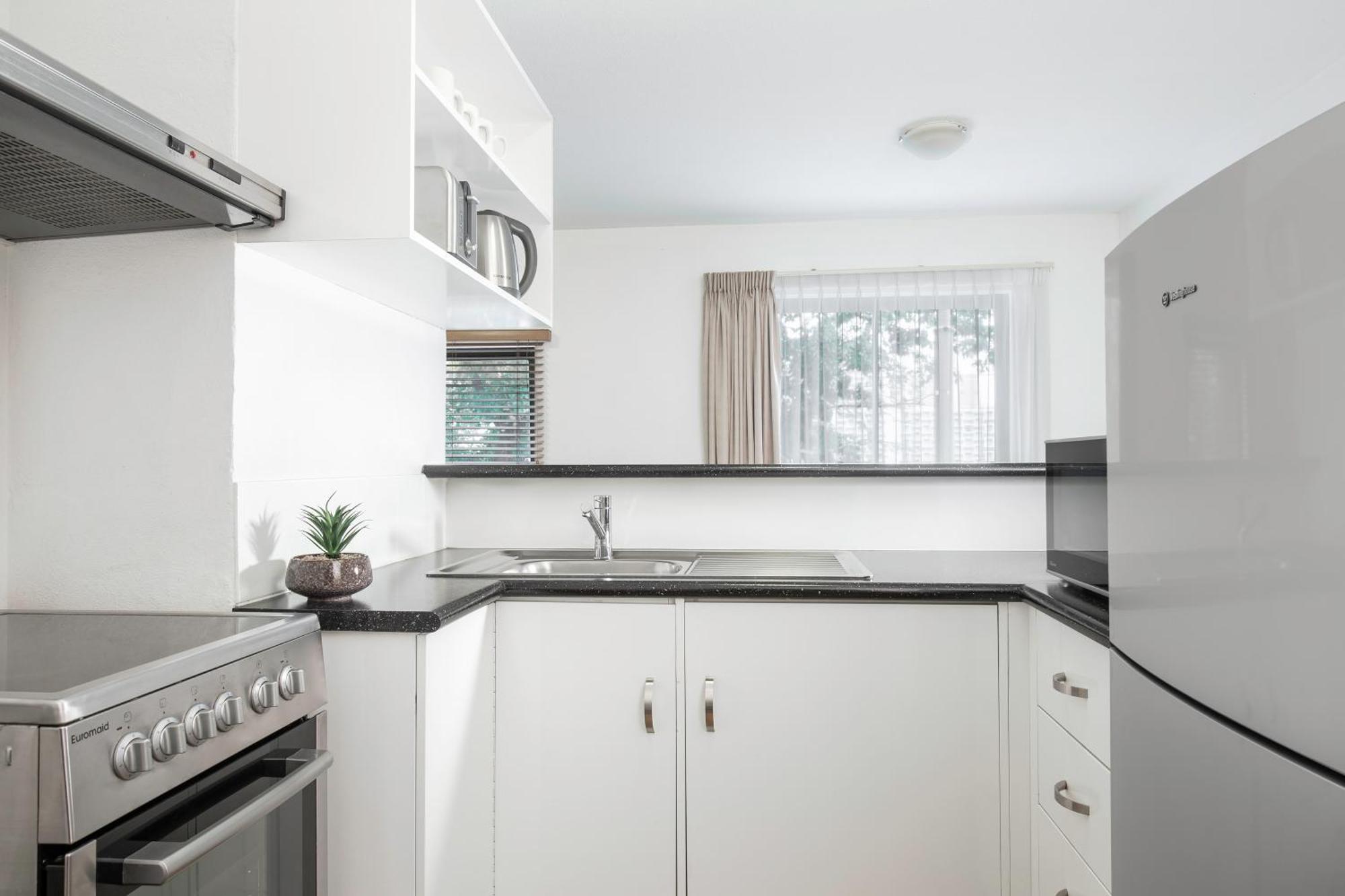 Two-bedroom apartment queen - twin